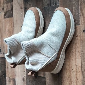 NWOT Womens Merrell Cloud ReBluff Boots Size 9.5 M Tan Oyster Brown White